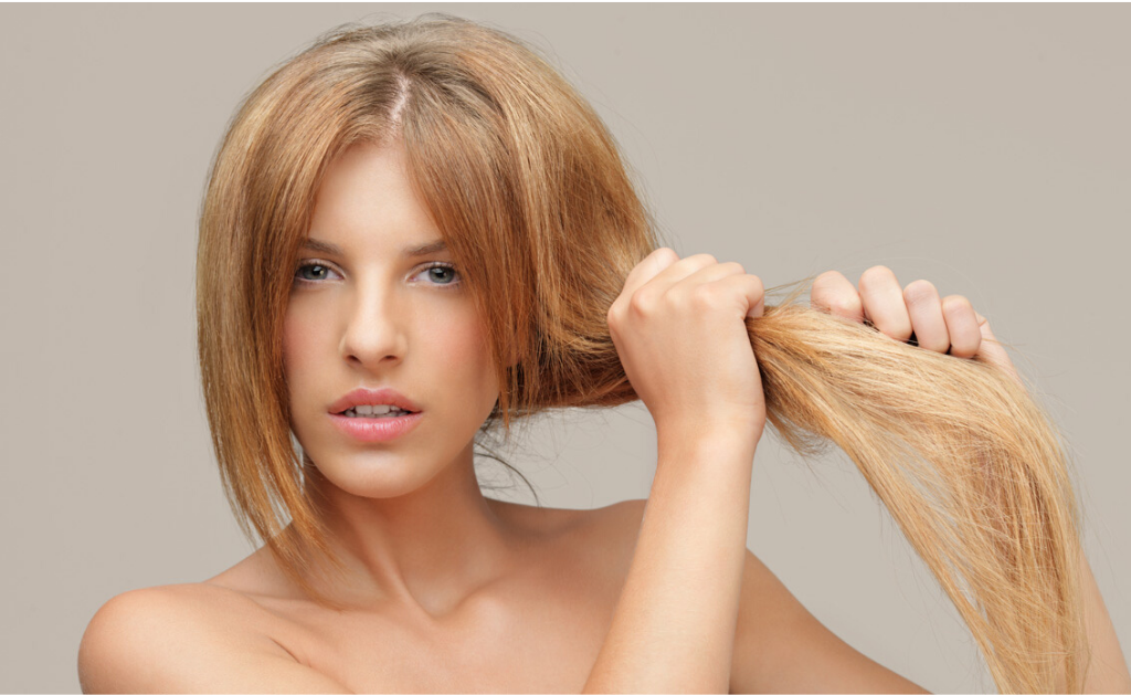 ragazza con capelli crespi