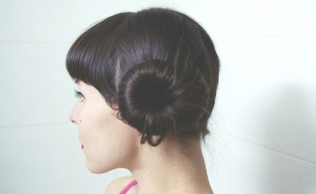 ragazza di profilo con uno chignon basso laterale