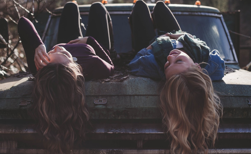 ragazze sdraiate con capelli color cioccolato bianco o nero