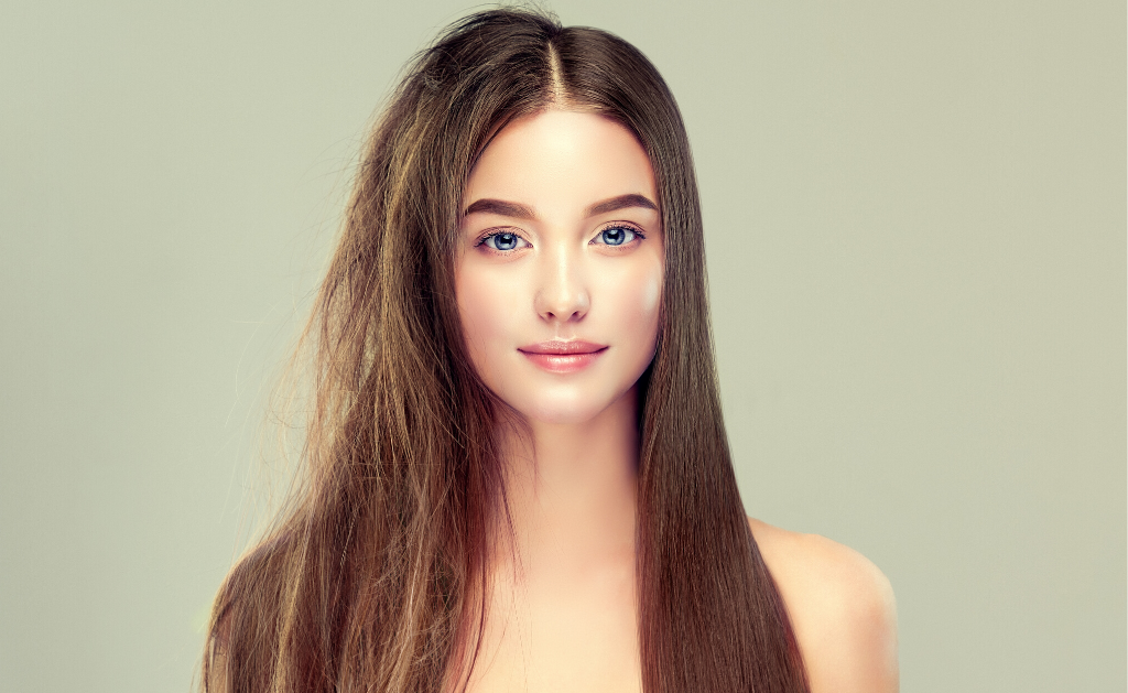 ragazza con metà capelli lisci e metà capelli crespi