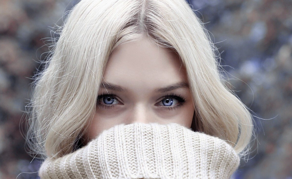 Ragazza bionda con un maglione invernale