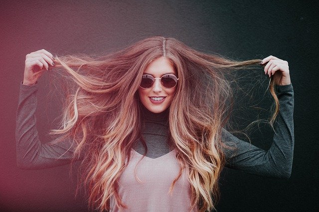 modella con lunghi capelli biondi